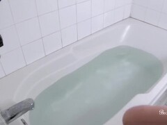 Brookelynne Briar Takes A Hot Bath And Plays With Her Wet, Pink Pusy Thumb