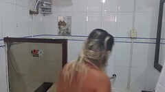 N&atilde_o resisti e filmei a Irm&atilde_ da minha noiva no banho Thumb